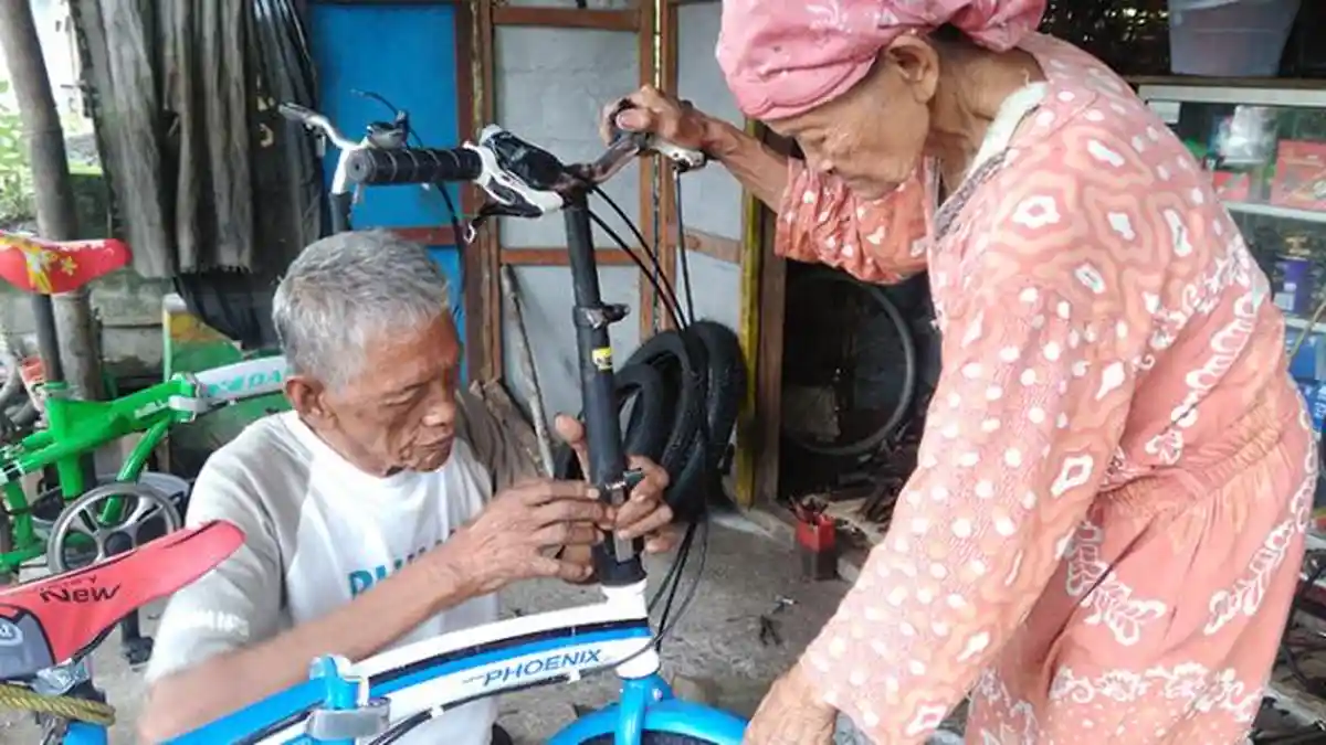 Pantang Ngemis, Pasangan Mbah Sukadi dan Ruminem Pilih Jadi Penambal Ban