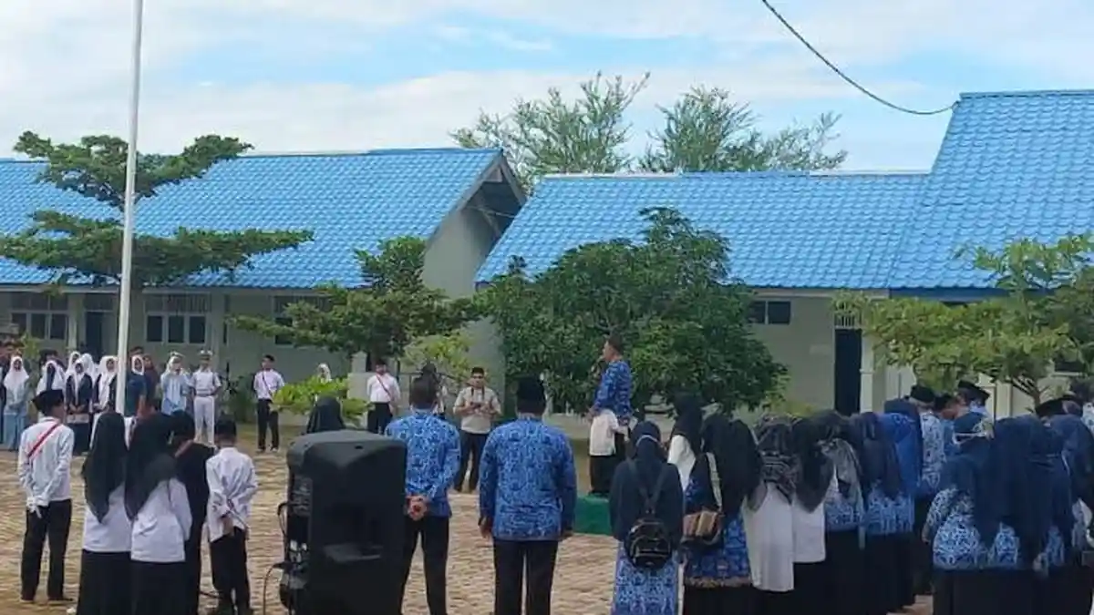Kacab Dinas Pendidikan Wilayah Lhokseumawe Serah Bantuan untuk Siswa SLB pada Upacara Hardikda