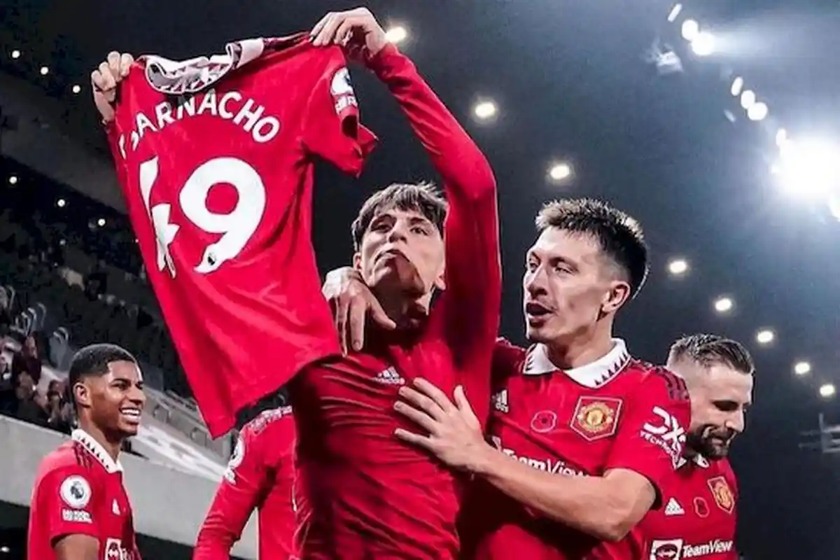 Raphael Varane Guyur 2 Bakat Muda Man United Dengan Pujian: Mereka Turut Andil Dalam Kebangkitan Tim