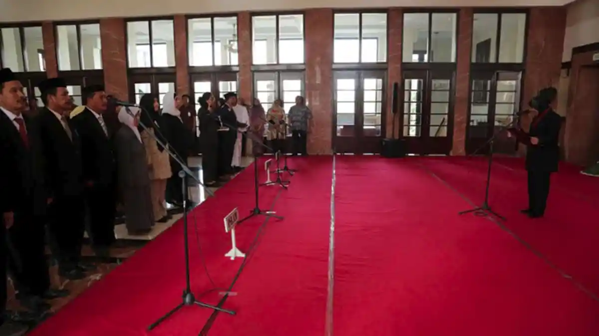 Lantik 22 Pejabat Struktural Pemkot, Wali Kota Surabaya Sampaikan Dua Pesan Penting Ini