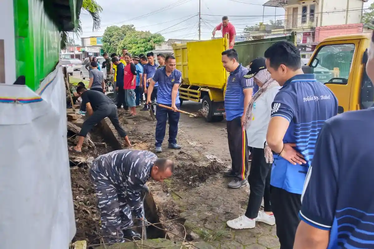 Cegah Banjir Saat Hujan, Forkompimcam Muntok dan Masyarakat Bersihkan Lingkungan