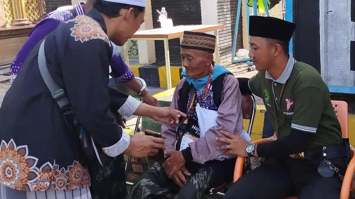 Dua Jemaah Haji Lansia Asal Jember Minta Pulang karena Lupa Kasih Makan Sapinya