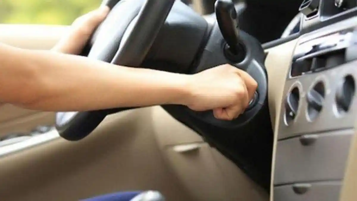 Tak Usah Panik, Yuk Kenali Penyebab Mobil Sulit Distarter