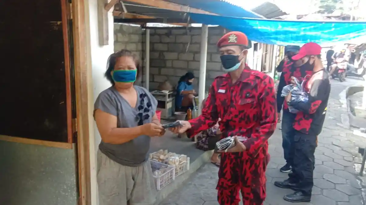 PDIP Kota Jogja Bagikan Ribuan Masker di 22 Pasar Tradisional