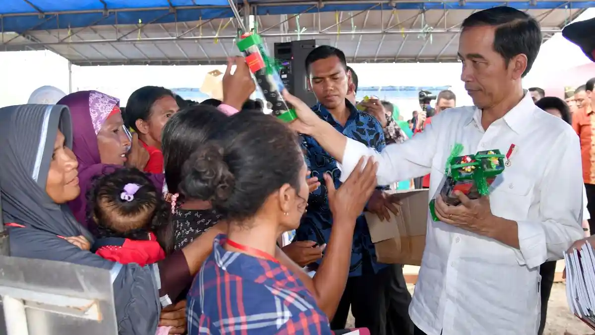 Jokowi Bagikan Makanan Tambahan dan Kartu Indonesia Sehat di Ambon