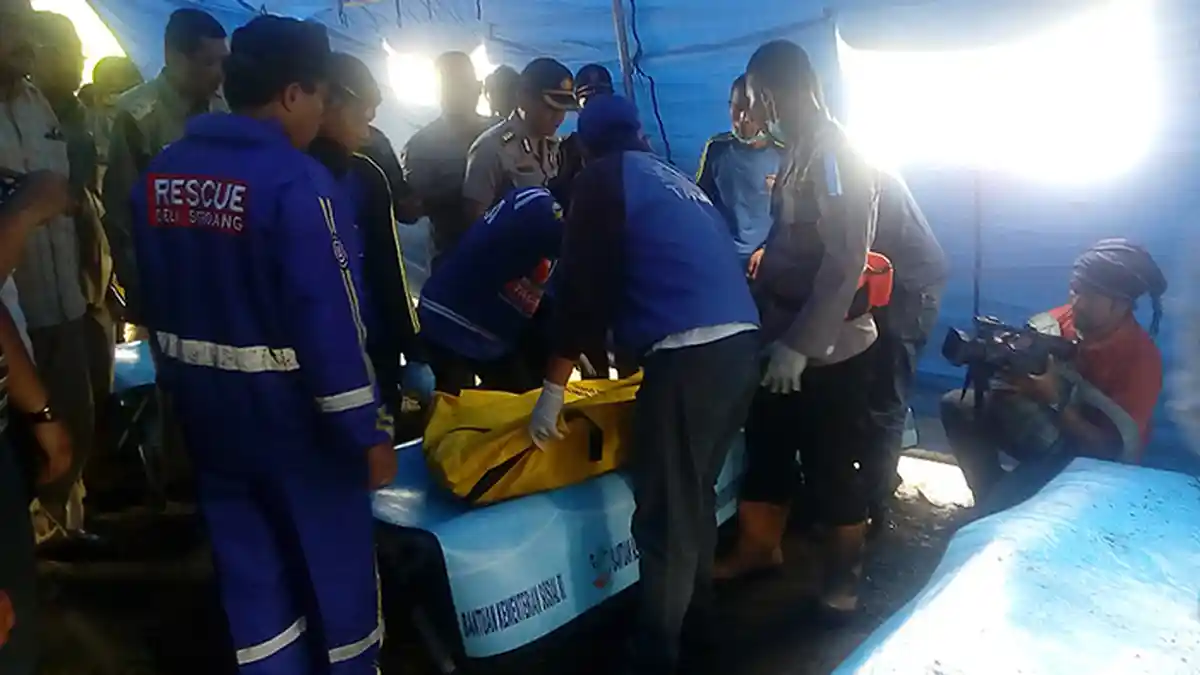 Petugas SAR Evakuasi Jenazah Ria dari Lokasi Air Terjun Sibolangit