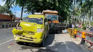Tabrakan-beruntun-yang-melibatkan-4-kendaraan-terjadi-di-Jalan-Lintas-Sumatera-1.jpg