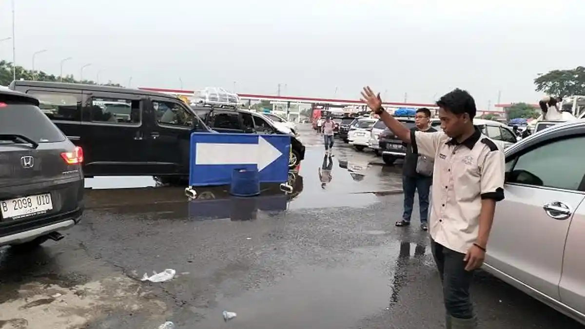 Juru Parkir di Rest Area KM 57 Pertama Kali Rasakan Lebaran Tak Bareng Keluarga