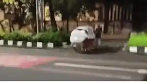 Tukang-becak-bernama-Joko-terciduk-tengah-membuang-sampah.jpg