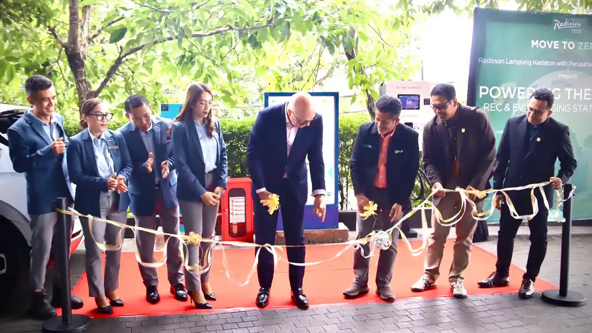 PLN UID Lampung dan Hotel Radisson Kolaborasi Dukung Energi Hijau Lewat REC dan EV Charging Station - beserta-Jajaran-saat-Pemotongan-Pita-547.jpg