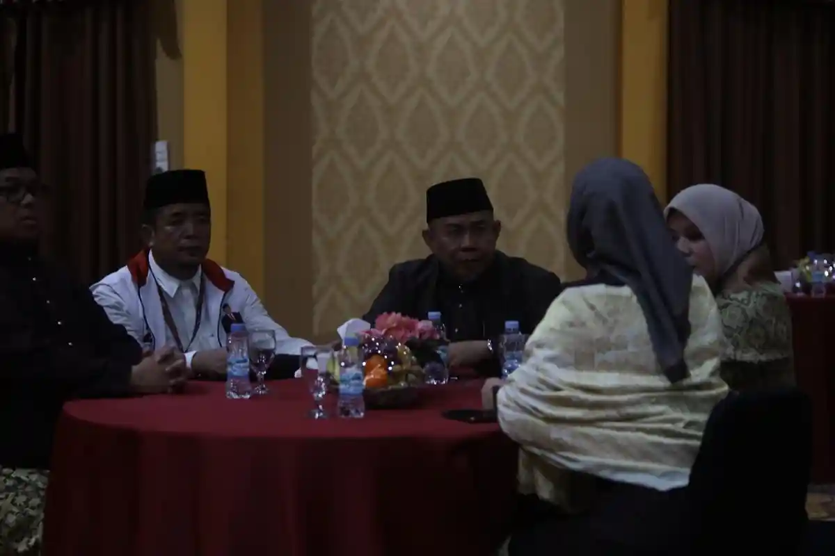 H Abdul Rahman dan H Andi Muhammad Guntur Kompak Pakai Baju Khas Melayu di Debat Pilwako Jambi