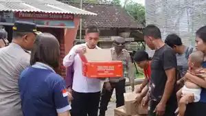 Wakil-Bupati-Jembrana-saat-memberikan-bantuan-kepada-korban-rumah-roboh.jpg