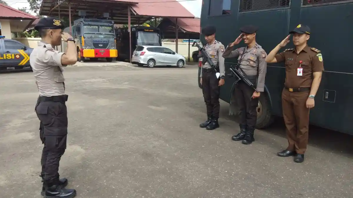 Sabhara Polres Landak Laksanakan Kawal Sidang Tahanan