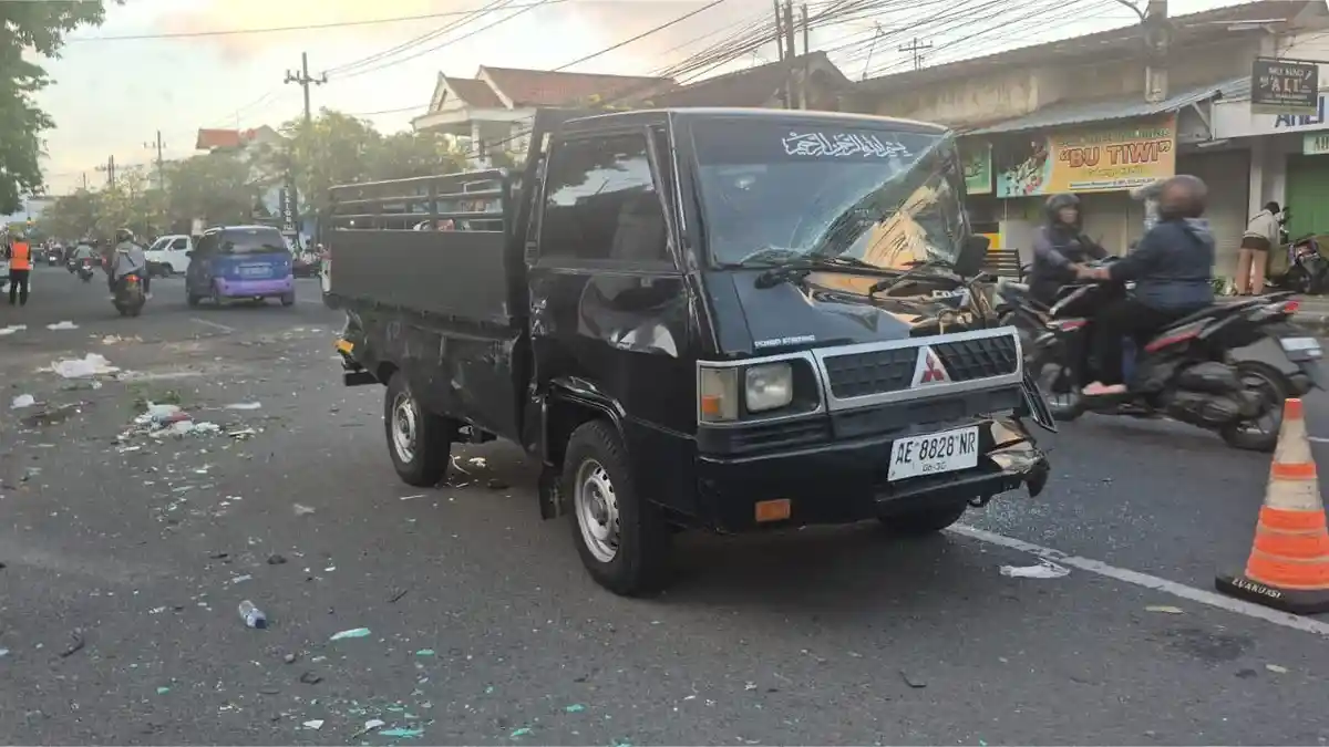 Kecelakaan Beruntun di Pasar Stasiun Ponorogo, Truk Tabrak 5 Kendaraan, 2 Orang Terluka