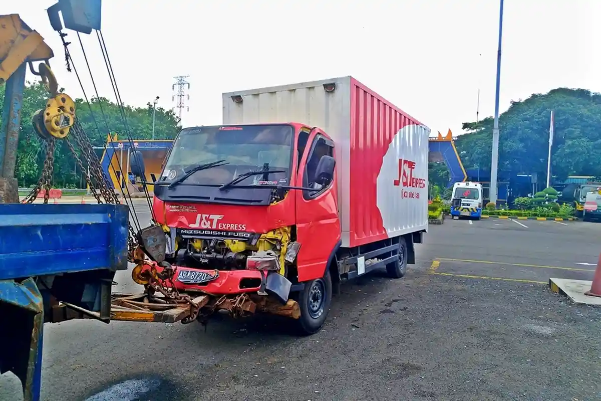 BREAKING NEWS: Dua Truk Boks Ekspedisi Bertabrakan di Ruas Tol Jatingaleh-Krapyak Semarang
