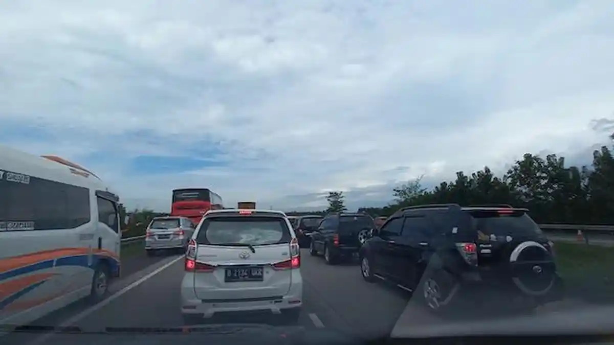 Menjelang Kamis Sore, Tol Cikopo-Palimanan Macet Total