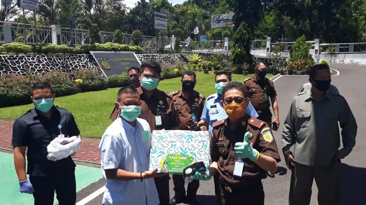 Kajati Sulut Peduli Jurnalis Berbagi Kasih dengan Memberikan Sembako dan Masker