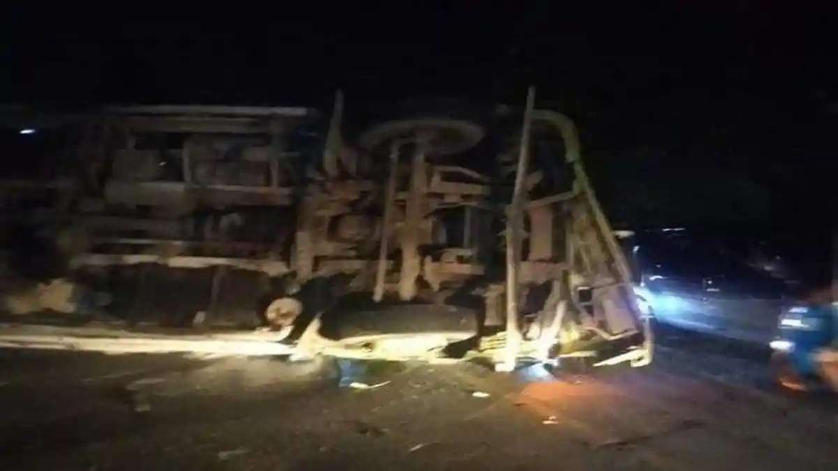 Tak Kuat Nanjak, Truk Terguling dan Timpa Dua Mobil Lain di Jalan Raya Pamuruyan Sukabumi