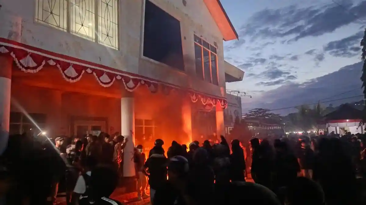Ricuh di Majene, Gedung DPRD Hancur Dilempari Bom Molotov, Hingga Malam Massa Bertahan