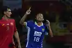 Gelandang-Persib-Bandung-Adam-Alis-memimpin.jpg