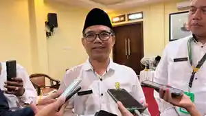 Kepala-Kanwil-Kemenag-Jatim-Akhmad-Sruji-Bahtiar-saat-memaparkan-haji-2024.jpg
