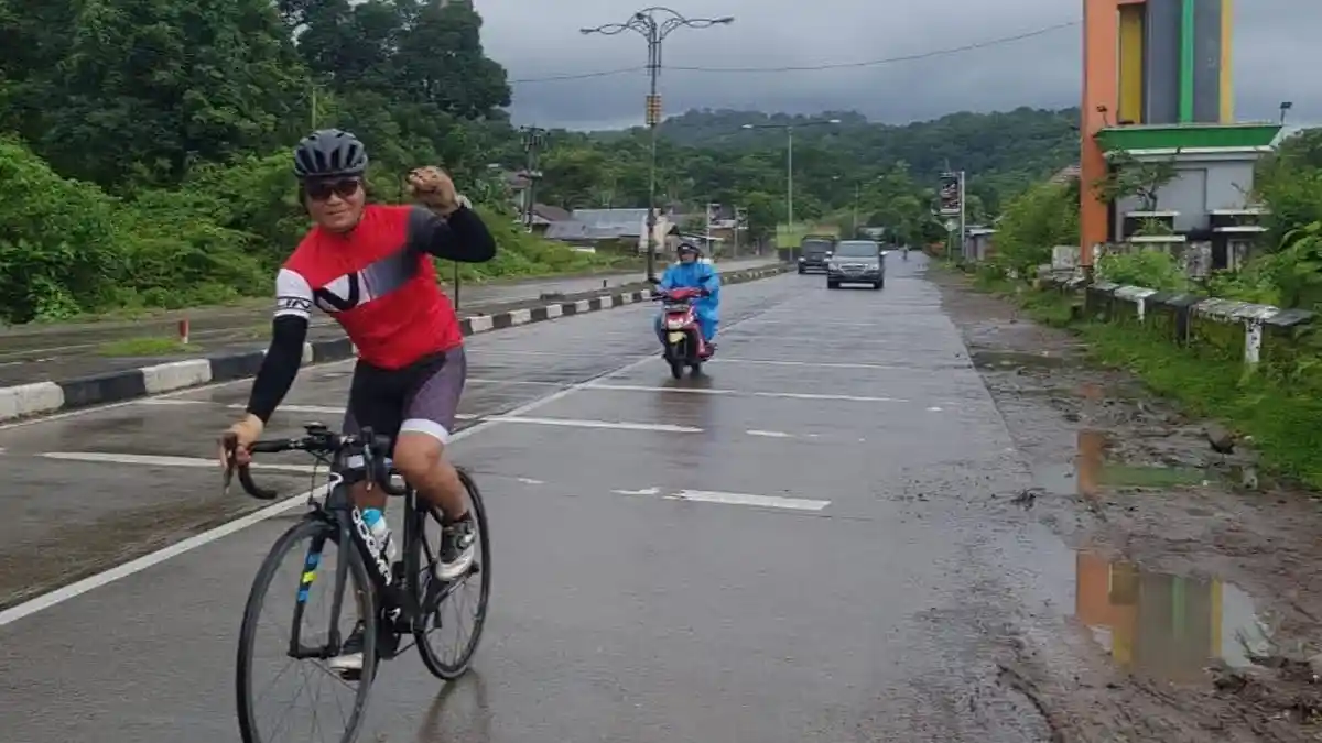 Kapolres Luwu Utara Naik Sepeda Makassar-Parepare