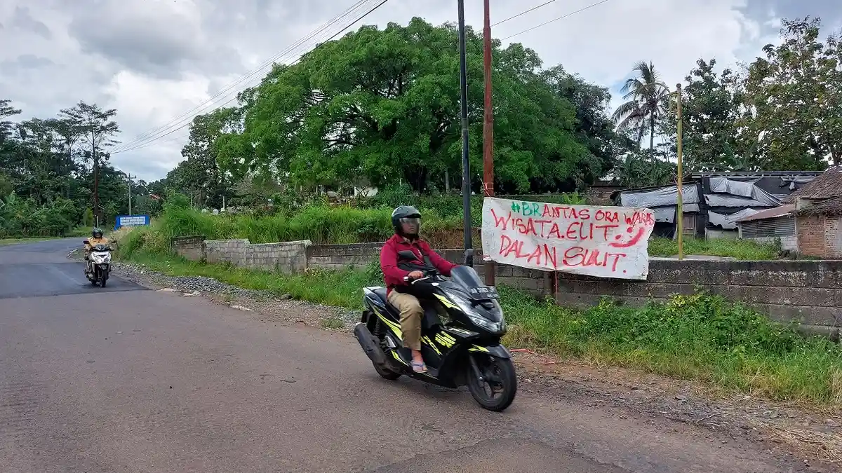 Protes Jalan Rusak, Warga Pasang Spanduk di Sepanjang Akses Menuju Bendungan Gondang Karanganyar