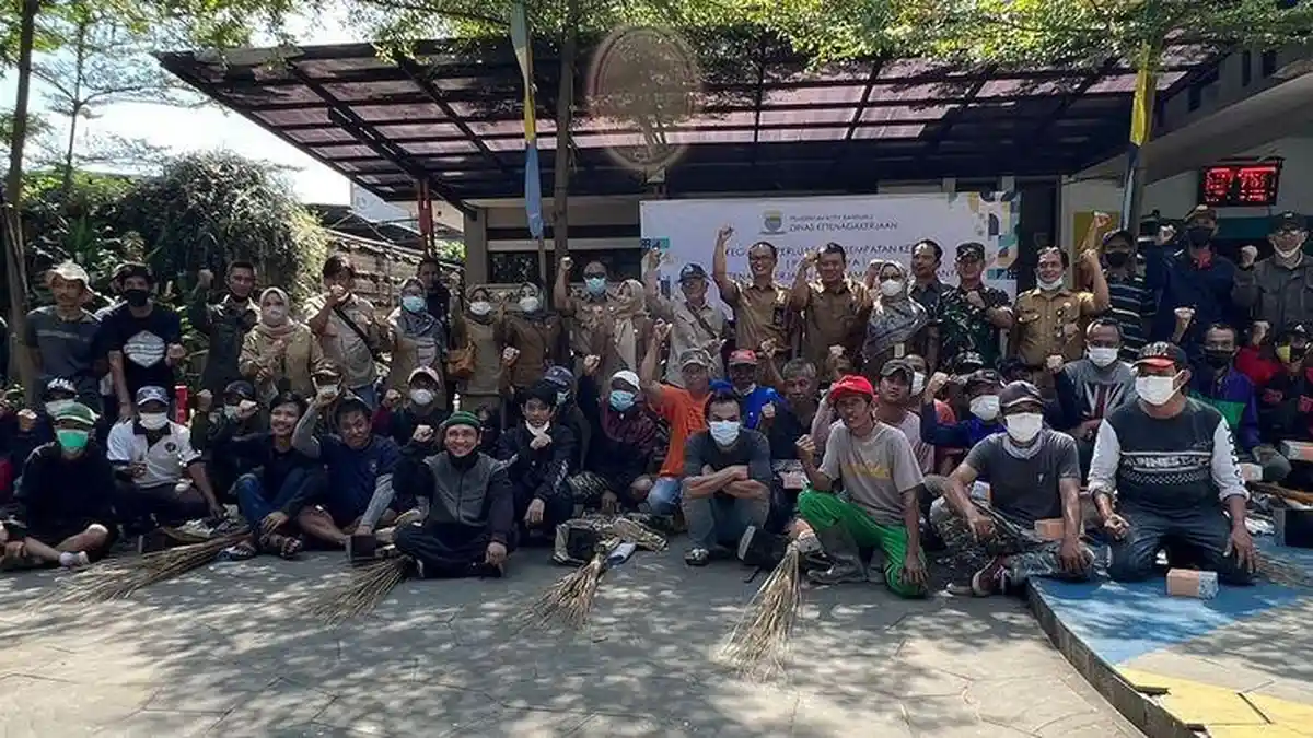 Alhamdulillah, Warga Ini Senang Dapat Rp 1,3 Juta dari Program Padat Karya Kota Bandung