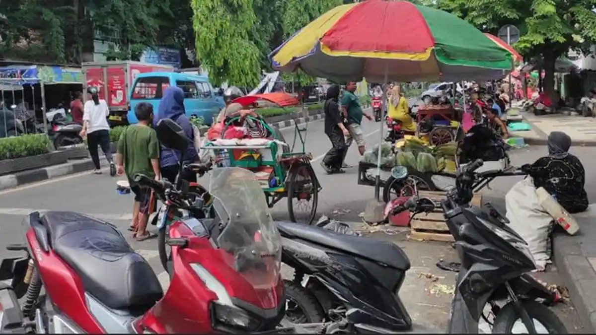 Pemasukan Turun Dihadang PKL Liar, Pedagang Pasar Baru Gresik Tuntut Pembayaran Retribusi Ditunda,
