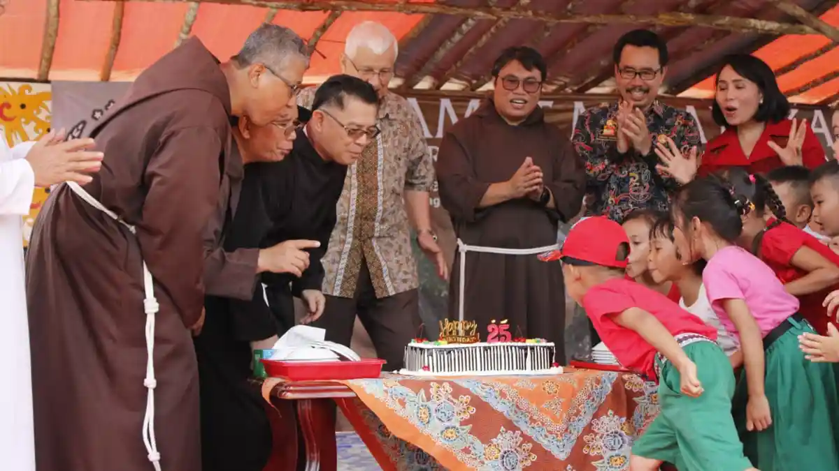Uskup Sanggau Pimpin Misa Pesta Perak Imamat di Paroki Jangkang