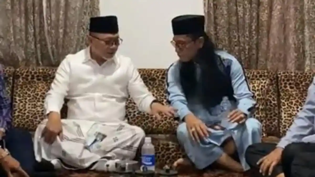 Sowan ke Ponpes Gus Miftah, Zulkifli Hasan Bagikan Santunan untuk Pendidikan
