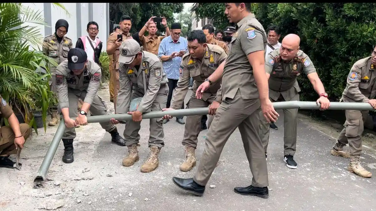 Satpol PP Bongkar Portal di Depan SMAN 3 Tangsel setelah Diblokade Warga