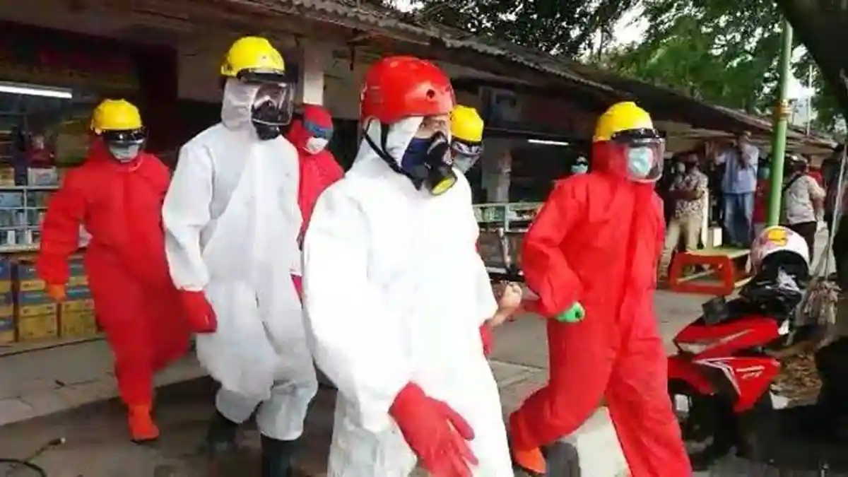 Orang PIngsan di Padang Dievakuasi Tim Medis Berpakaian APD