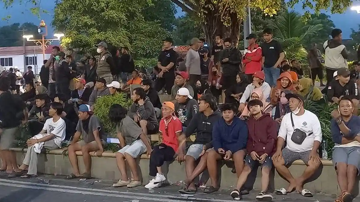 Massa Masih Bertahan di Alun-alun Pati, Tunggu Hasil Sidang DPRD Pemakzulan Bupati Sudewo