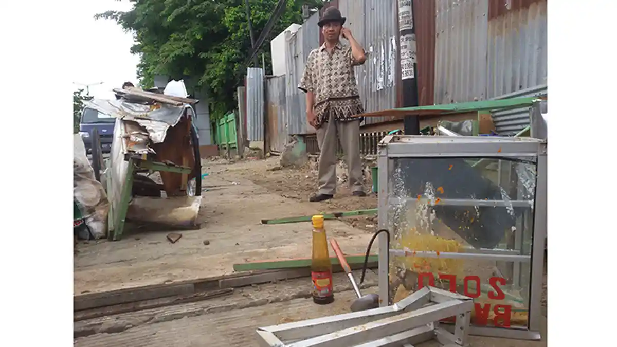 Gara-gara Mengantuk, Nenek M Seruduk Gerobak Bakso