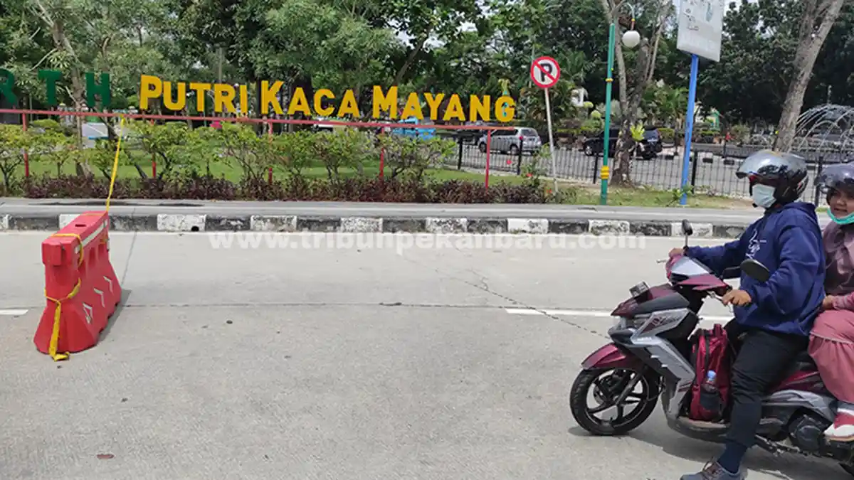 Foto : Cegah Kerumunan, RTH Kaca Mayang Dipasang Garis Polisi - garis-polisi-di-rth-putri-mayang.jpg