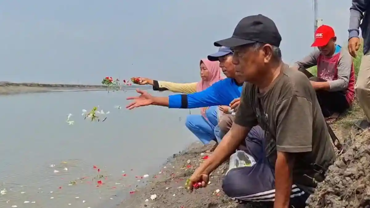 MENOLAK LUPA! Peringati 19 Tahun Tragedi Lumpur Lapindo, Warga Tabur Bunga di Sekitar Semburan