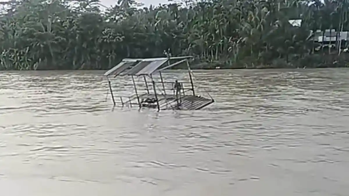 Hendak Jemput Anak Sekolah, Perahu Getek di Aceh Timur Hanyut, Sepmor Ikut Terbawa Arus