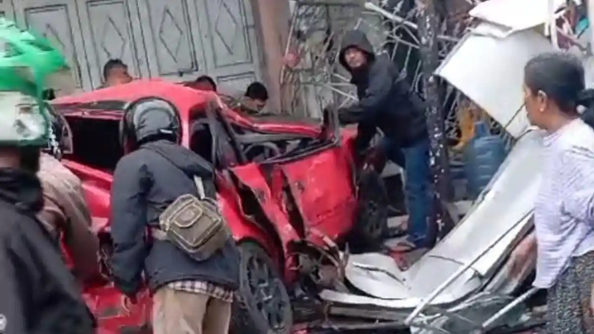 Pengemudi Ugal-ugalan Picu Kecelakaan Beruntun, Seorang Warga Tewas Terjepit di Kolong Mobil
