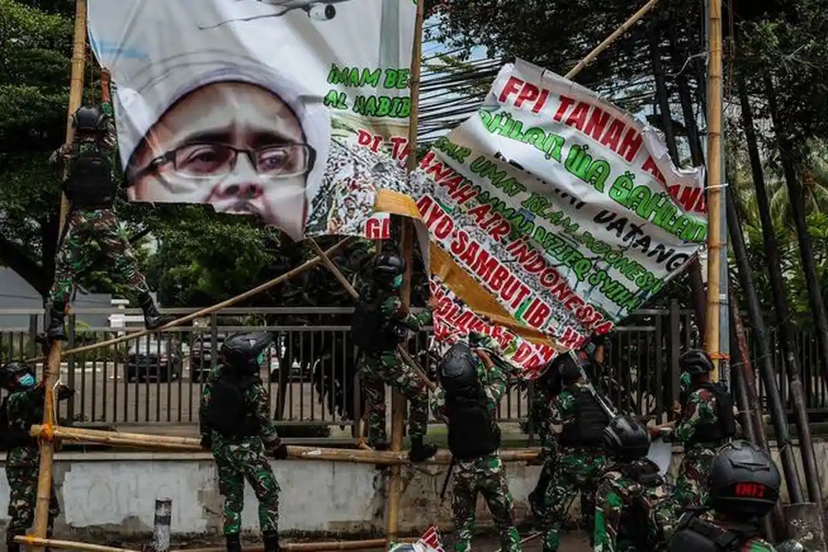 Sudah Hampir 1.000 Baliho Rizieq Shihab yang Dicopot TNI di Wilayah DKI