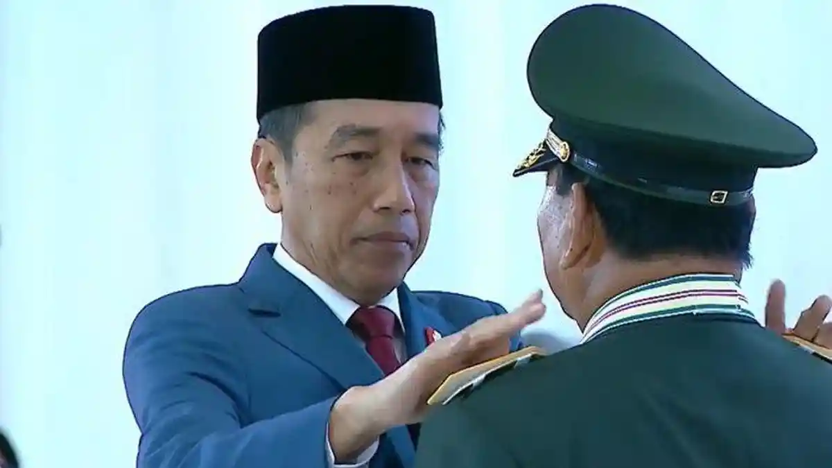 Presiden Jokowi Sematkan Sendiri Pangkat Bintang 4 untuk Prabowo Subianto, Resmi Jadi Jenderal