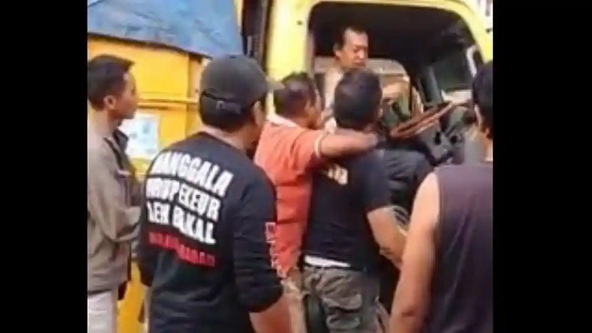 Sorang Sopir Truk Jadi Korban Arogansi, Sudah Minta Maaf Masih Saja Kena Amuk