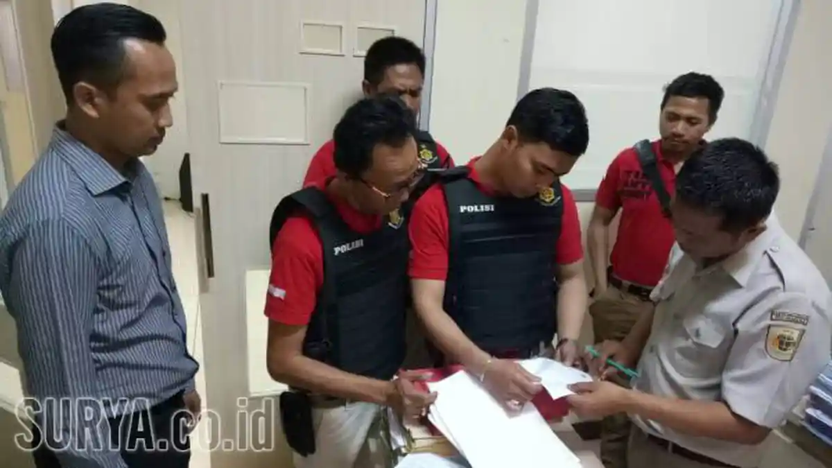 BREAKING NEWS - Tim Saber Pungli Polrestabes Geledah Kantor BPN Surabaya II