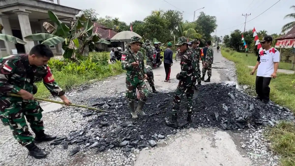 Warga Desa Sepadu Gotong Royong Tambal Jalan Tanjung yang Berlubang