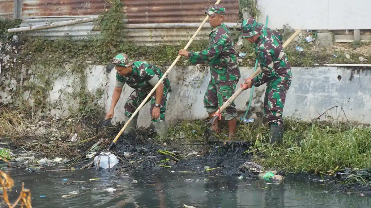 Bersama Warga dan Pelajar, Puluhan Tentara di Demak Bersihkan Sungai Kalituntang