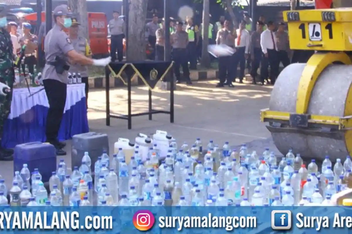 Pemusnahan 1.800 Liter Arak Jowo dan Jamu Ilegal Hasil Operasi Pekat Semeru di Kabupaten Madiun