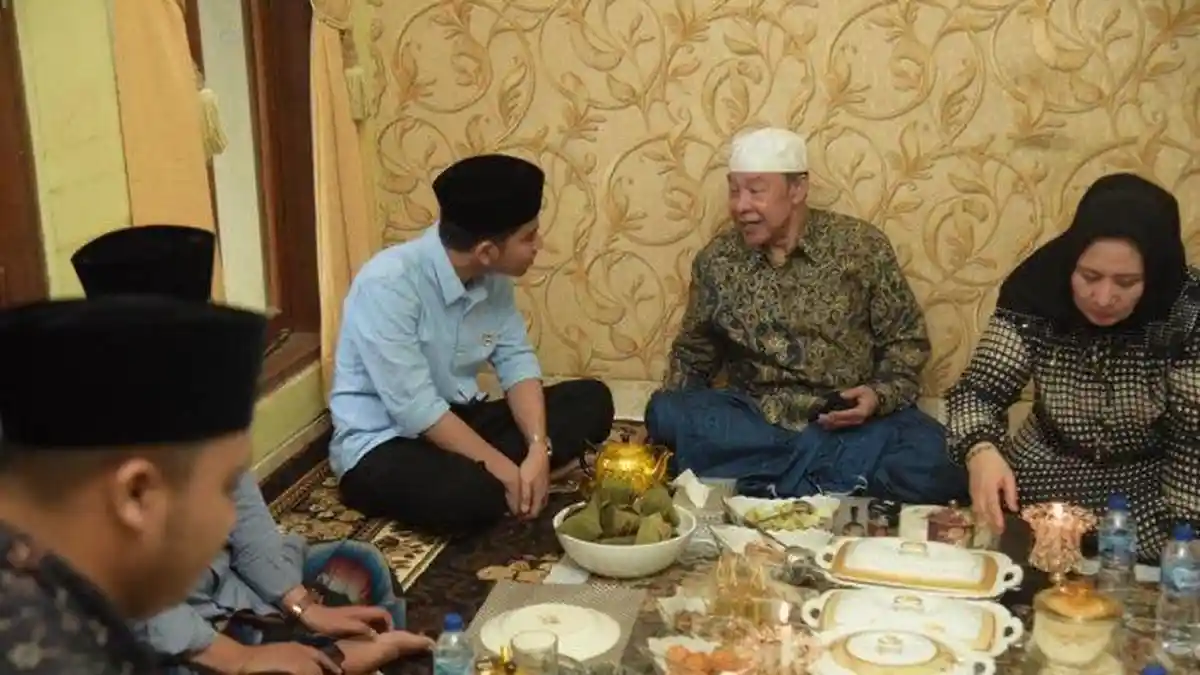 SOSOK Kiai Adib Rofiuddin Izza Pengasuh Ponpes Buntet yang Mendadak Ubah Dukungan ke Prabowo-Gibran