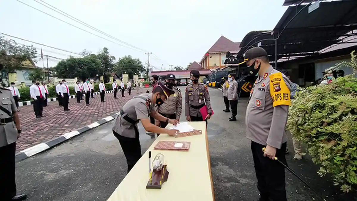 Sertijab 2 Kapolsek, Kapolres Sintang Pesan Tekan Penyebaran Covid-19