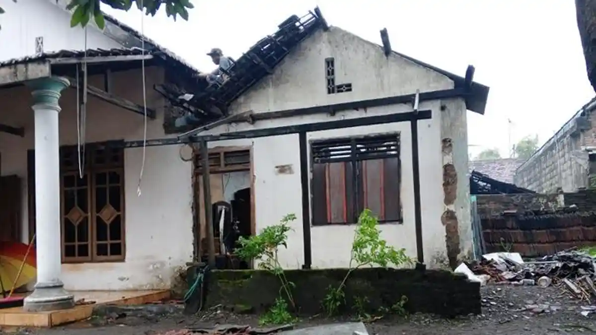 Puluhan Rumah Rusak Diterjang Puting Beliung di Plosokandang Tulungagung, Warga Ketakutan