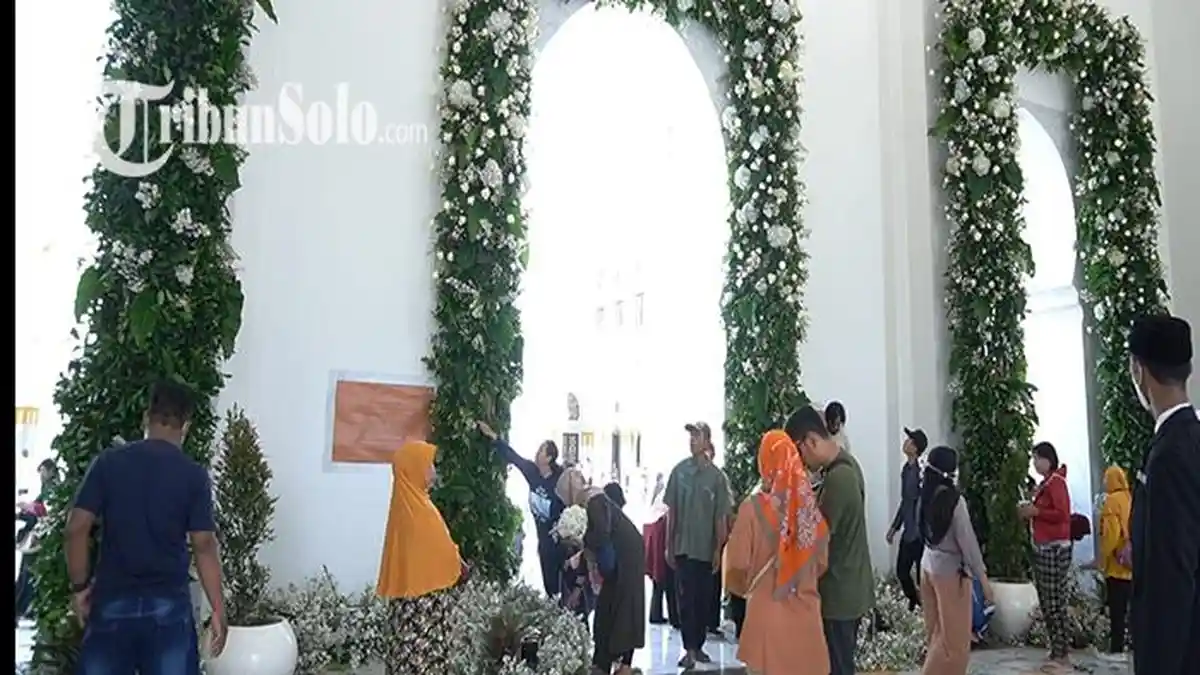 Bak Acara Kirab, Warga Berebut Bunga Dekorasi di Masjid Raya Sheikh Zayed Solo : Katanya Bawa Berkah